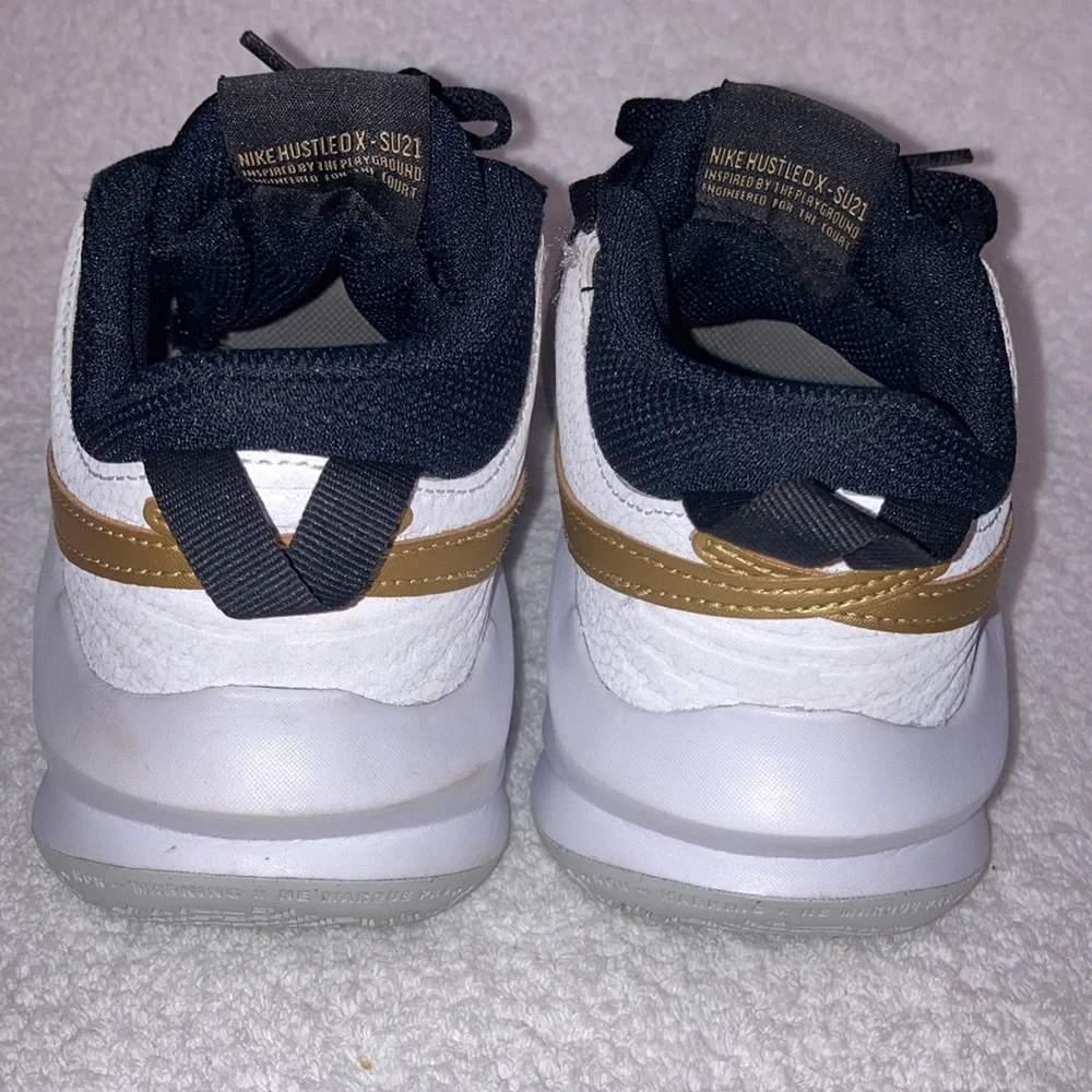 Nike Team Hustle D Youth Size 4y Black/White/Gold Shoes CW6735-002 - Picture 3 of 8